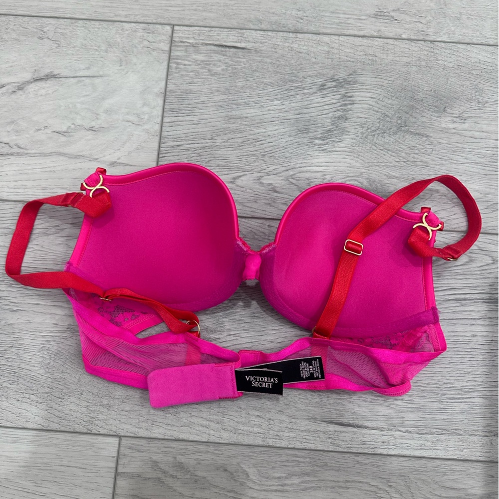 VERY SEXY
Victoria's Secret Push-Up Demi Bra - Picture 2 of 4